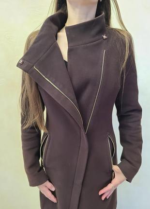 Стильное кашемировое женское пальто шоколадного цвета.3 фото