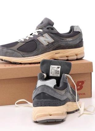 Чоловічі сірі кросівки new balance 2002r dark grey(  нью беленс 2002р темно-сірі з бежевим замшеві )5 фото