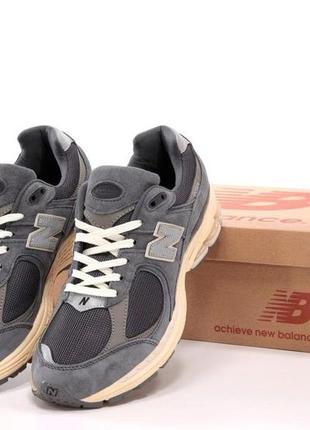 Чоловічі сірі кросівки new balance 2002r dark grey(  нью беленс 2002р темно-сірі з бежевим замшеві )3 фото