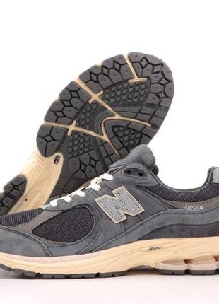 Чоловічі сірі кросівки new balance 2002r dark grey(  нью беленс 2002р темно-сірі з бежевим замшеві )2 фото