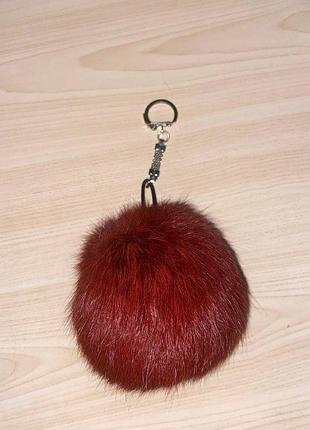 Брелок для ключей  меховым помпоном