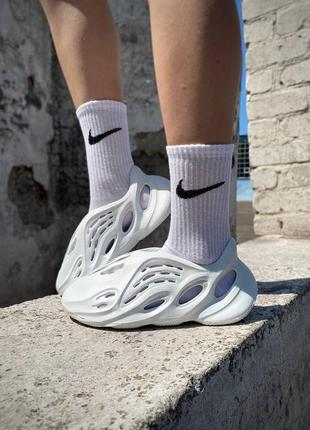 Женские шлепанцы yeezy foam runner white кроссовки изы фом раннер белые тапочки шлепанцы