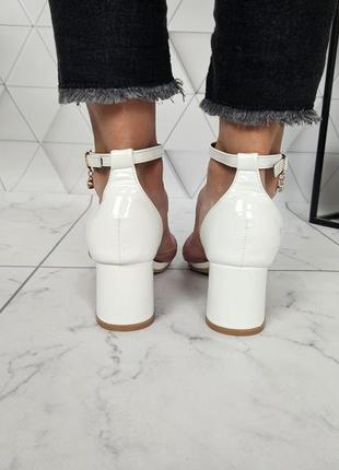Босоножки классика на низком широком каблуке белые