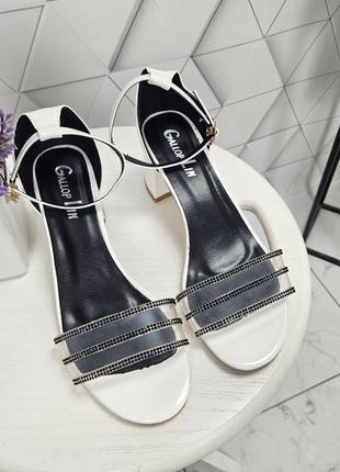 Босоножки классика на низком широком каблуке белые