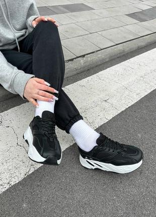 Чорно-білі кросівки в стилі бренду, 37