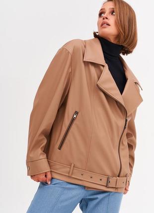 Оверсайз куртка из эко-кожи цвета латте3 фото