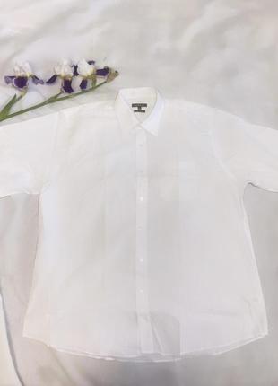 Классическая белая рубашка тенниска с коротким рукавом1 фото