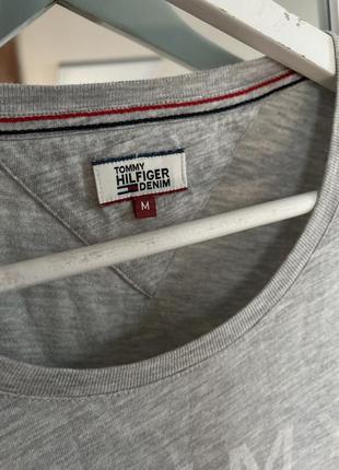 Серая женская футболка Tommy hilfiger м оригинал серая футболка casual2 фото