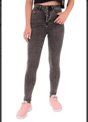 Стильные серые джинсы в обтяжку