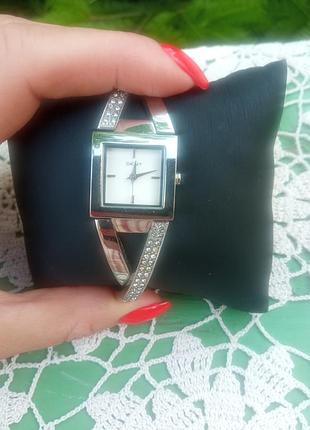 Продам новые часы от известного бренда dona karan