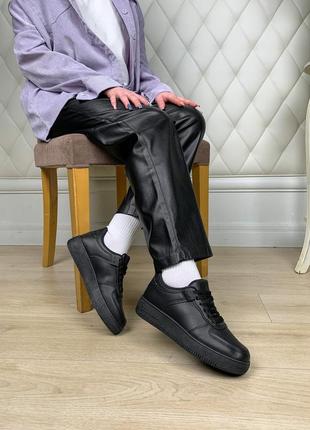 Чорні кросівки в стилі бренду (j812-1)