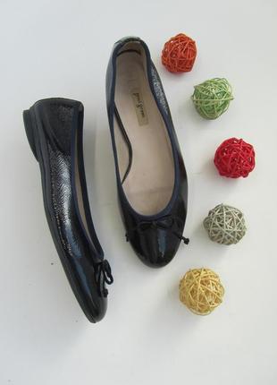 Лаковые туфельки темно синего цвета из натуральной кожи на небольшом круглом каблуке