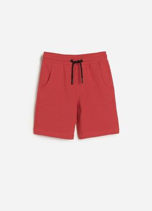 Красные трикотажные шорты