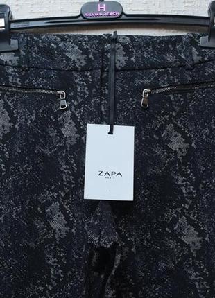 Брюки zapa paris (франция), черно-серого цвета, змеиный принт.3 фото