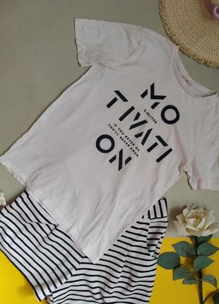 Футболка з принтом.