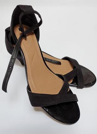 Dorothy perkins зручні босоніжки на маленькому каблучку