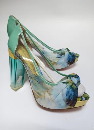 Ніжні жіночі босоніжки на каблуку