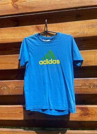 В продаже футболка adidas