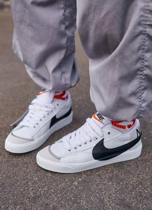 Женские кожаные кеды с большим сушем nike blazer low 77 jumbo. цвет белый с черным7 фото