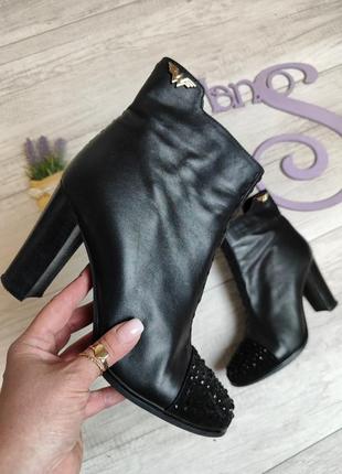 Женские кожаные ботильоны черные носок украшен кристаллами  натуральная кожа размер 39