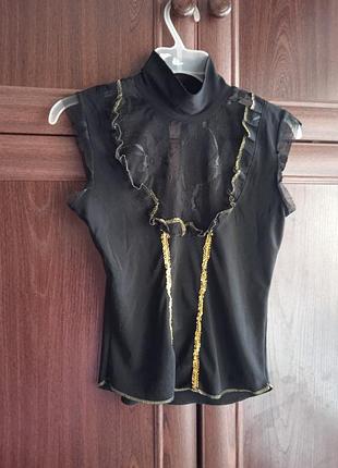 Топ чорний трикотажний із гіпюровою кокеткою та коміром-стійкою