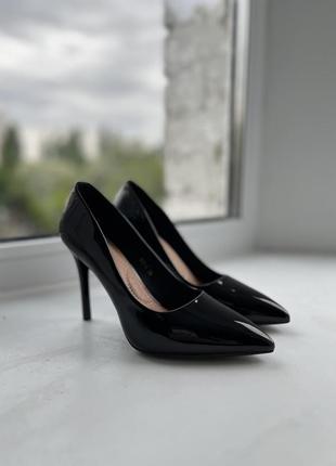 Чорні лаковані туфлі2 фото