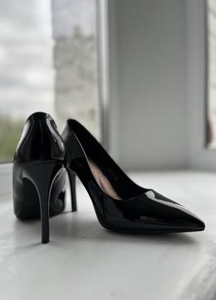 Черные лакированные туфли