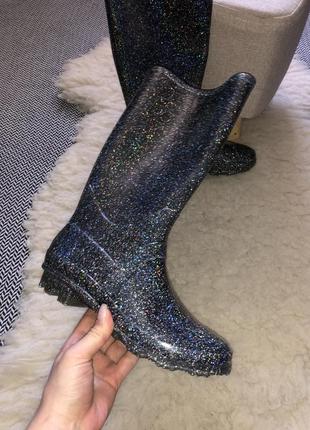 Резиновые сапоги блестящие