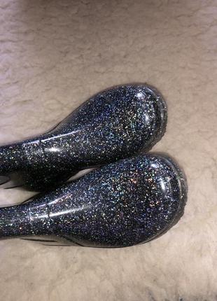 Резиновые сапоги блестящие