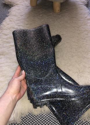 Резиновые сапоги блестящие