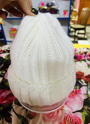Теплая шапка крупной вязки белого цвета2 фото