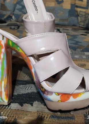 Босоніжки на підборах