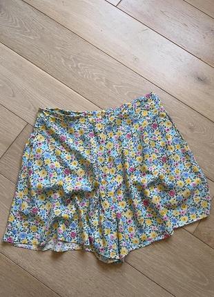 Красивые шорты в цветочный принт с карманами