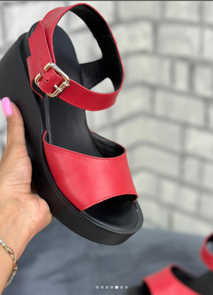 Жіночі шкіряні босоніжки на танкетці