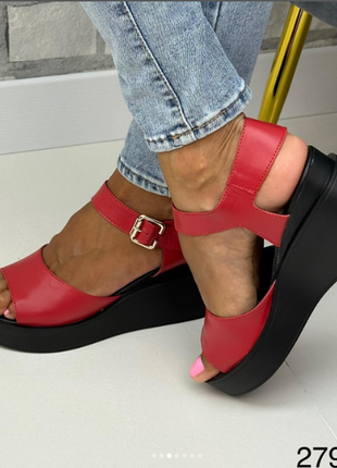 Жіночі шкіряні босоніжки на танкетці