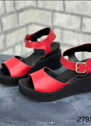 Жіночі шкіряні босоніжки на танкетці