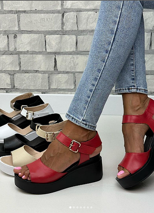 Жіночі шкіряні босоніжки на танкетці