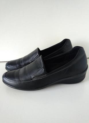 Р 8 / 41-42 28 см классические кожаные черные закрытые туфли  на танкетке ecco
