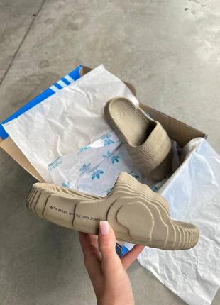 Чоловічі шльопанці Salmon adidas adilette slide desert beige / smb