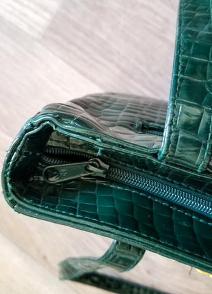 Смарагдова лакована сумка під рептилію з довгими ручками на плече6 фото