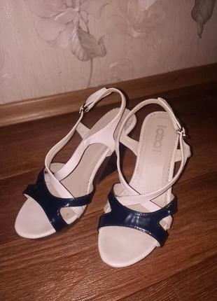 Босоніжки 38р на танкетці