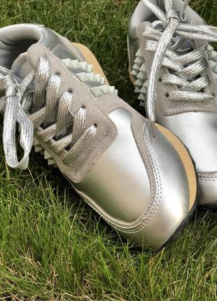 Серебряные кроссовки в стиле известного бренда / 25 см остались2 фото