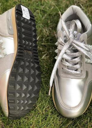 Серебряные кроссовки в стиле известного бренда / 25 см остались9 фото