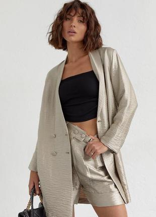 Женский костюм с удлиненным пиджаком и шортами4 фото