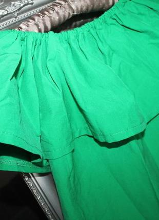 Актуальный зеленый коттоновый топ с воланом2 фото