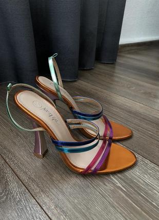 Яркие разноцветные босоножки металлик на каблуке