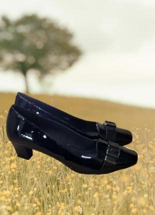 Footglove лакові нові чорні туфлі на низькому каблуку рюмці