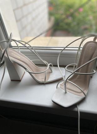 Белые боссоножки с переплетами на каблуке