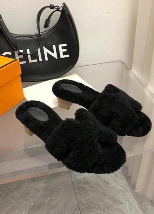 Шлепки в стилі hermes хутро чорні з каблуком