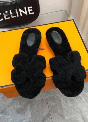 Шлепки в стилі hermes хутро чорні з каблуком